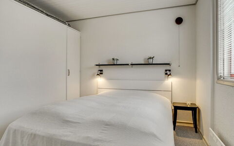 Skakke - 900M from the Sea: Parete, Pavimentazione, Interior Design, Pavimento, Camera Da Letto, Soffitto, Legna, Letto, Mobilia, Lampada