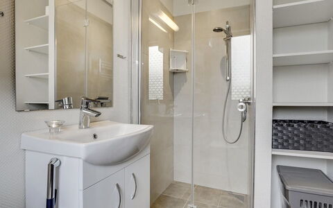 Skakke - 900M from the Sea: Bagno, Idraulico Fixture, Parete, Interior Design, Pavimentazione, Pavimento, Lavandino Del Bagno, Lavello, Rubinetto, Idraulico