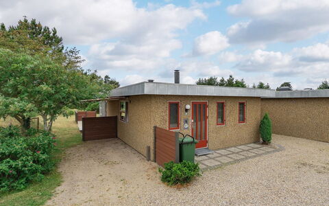 Skakke - 900M from the Sea: Tetto, Arbusto, Casa, Villetta, Lotto, Casa, Giardino, Porta, Groundcover, Backyard
