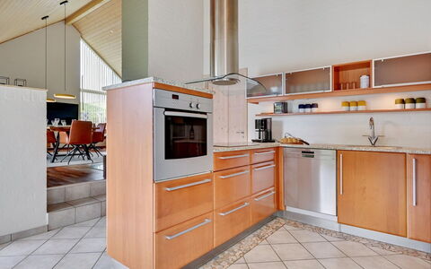 Gidsken - 30M from the Sea: Cucina, Controsoffitto, Interior Design, Pavimentazione, Elettrodomestico Da Cucina, Cabinetry, Mobilia, Legna, Pavimento, Apparecchio Major
