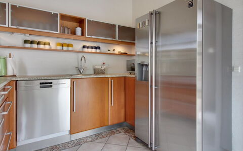 Gidsken - 30M from the Sea: Elettrodomestico Da Cucina, Cucina, Apparecchio Major, Cabinetry, Pavimentazione, Controsoffitto, Frigorifero, Legna, Elettrodomestico, Interior Design
