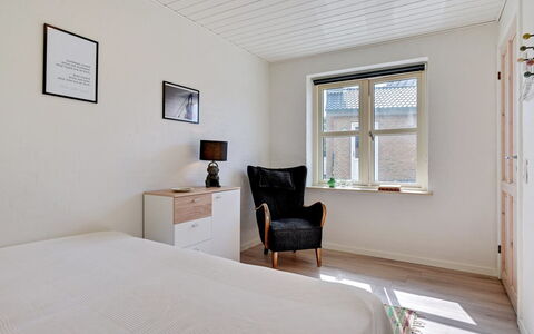 Gidsken - 30M from the Sea: Interior Design, Pavimentazione, Pavimento, Parete, Mobilia, Legna, Soffitto, Camera Da Letto, Pavimento In Legno, Letto