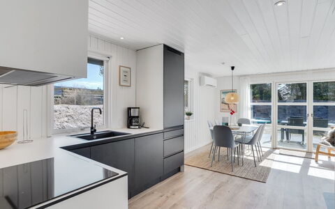 Gillis - 900M from the Sea: Pavimentazione, Interior Design, Cucina, Pavimento In Legno, Pavimento, Legna, Soffitto, Controsoffitto, Mobilia, Cabinetry