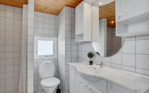 Gillis - 900M from the Sea: Idraulico Fixture, Parete, Pavimentazione, Lavandino Del Bagno, Interior Design, Lavello, Pavimento, Bagno, Rubinetto, Soffitto