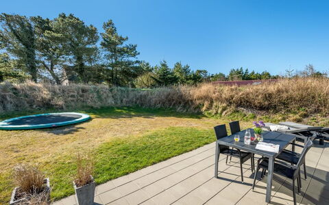 Gillis - 900M from the Sea: Lotto, Giardino, Mobili Da Esterno, Landscaping, Shade, Prato, Cortile, Sedia, Passerella, Backyard
