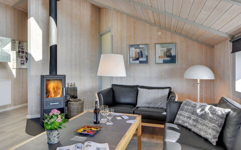 Durita - 600M to the Fjord: Mobilia, Legna, Interior Design, Pavimentazione, Divano, Soggiorno, Soffitto, Camera, Pavimento, Casa