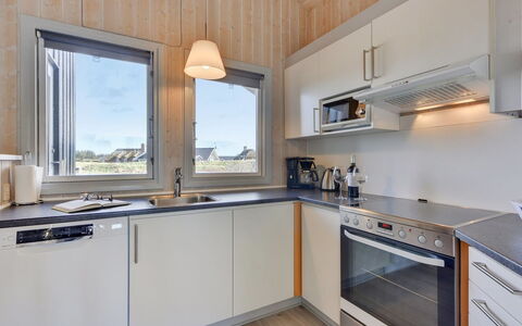Durita - 600M to the Fjord: Legna, Soffitto, Cucina, Elettrodomestico Da Cucina, Controsoffitto, Appartamento, Latifoglie, Elettrodomestico, Color Legno, Cabinetry