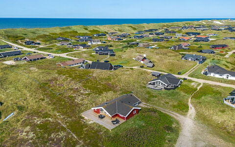 Emelie - 200M from the Sea: Architettura, Tetto, Casa, Materiale Composito, Illuminazione Diurna, Raccordo, Driveway