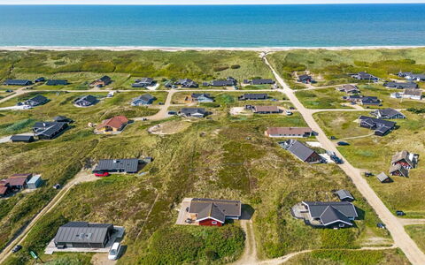 Emelie - 200M from the Sea: Architettura, Tetto, Casa, Materiale Composito, Illuminazione Diurna, Raccordo, Driveway