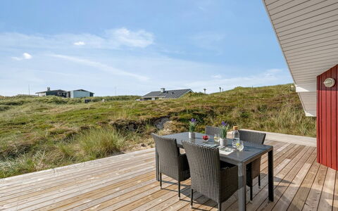 Emelie - 200M from the Sea: Architettura, Tetto, Casa, Materiale Composito, Illuminazione Diurna, Raccordo, Driveway