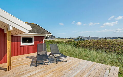 Emelie - 200M from the Sea: Architettura, Tetto, Casa, Materiale Composito, Illuminazione Diurna, Raccordo, Driveway