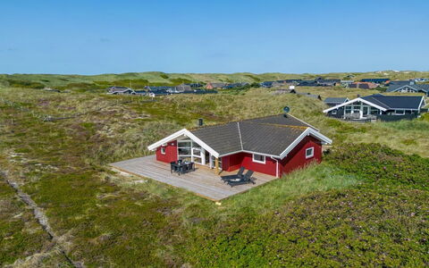 Emelie - 200M from the Sea: Architettura, Tetto, Casa, Materiale Composito, Illuminazione Diurna, Raccordo, Driveway