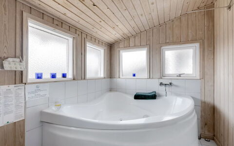 Friedel - 150M from the Sea: Idraulico Fixture, Vasca Da Bagno, Pavimentazione, Pavimento, Interior Design, Materiale Composito, Soffitto, Idraulico, Bagno, Camera