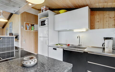 Friedel - 150M from the Sea: Cucina, Controsoffitto, Elettrodomestico Da Cucina, Apparecchio Major, Soffitto, Interior Design, Lavandino Della Cucina, Cabinetry, Pavimentazione, Elettrodomestico