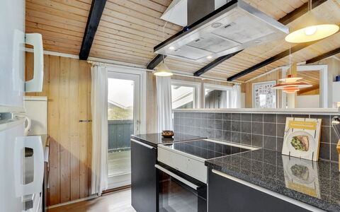 Friedel - 150M from the Sea: Legna, Cucina, Soffitto, Apparecchio Major, Controsoffitto, Color Legno, Elettrodomestico Da Cucina, Latifoglie, Elettrodomestico, Cabinetry