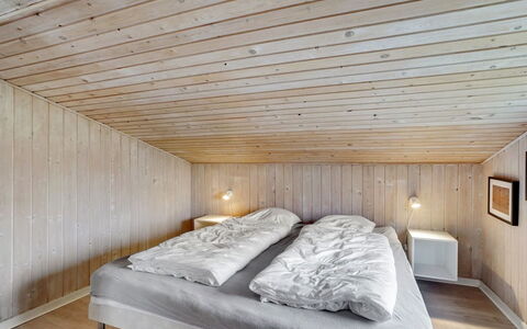 Friedel - 150M from the Sea: Legna, Soffitto, Pavimentazione, Camera Da Letto, Pavimento, Interior Design, Letto, Pavimento In Legno, Bedding, Camera
