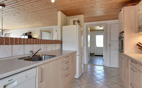 Dorothea - 450M to the Fjord: Controsoffitto, Pavimentazione, Cucina, Interior Design, Mobilia, Pavimento, Cabinetry, Legna, Soffitto, Lampada