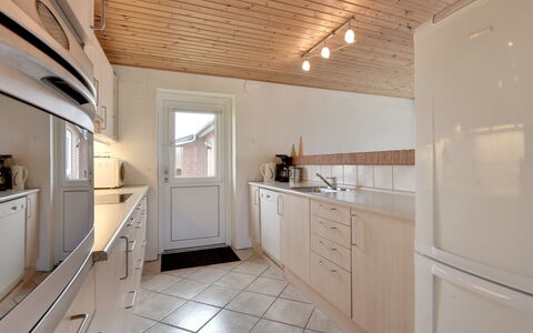 Dorothea - 450M to the Fjord: Legna, Pavimentazione, Interior Design, Controsoffitto, Cucina, Soffitto, Pavimento, Cabinetry, Mobilia, Illuminazione