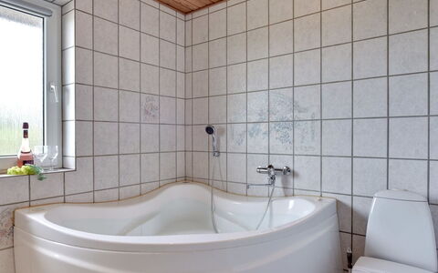 Dorothea - 450M to the Fjord: Bagno, Idraulico Fixture, Vasca Da Bagno, Pavimentazione, Interior Design, Pavimento, Rubinetto, Idraulico, Piastrella, Camera