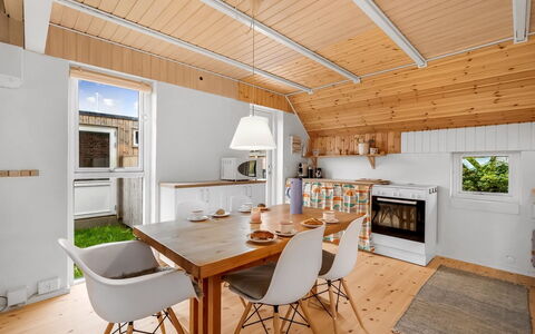 Balthasar - 200M from the Sea: Mobilia, Interior Design, Pavimentazione, Legna, Soffitto, Cucina, Pavimento, Sedia, Cucina & Sala Da Pranzo Tavolo, Lampada