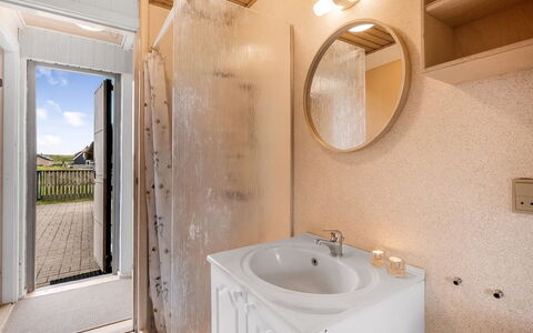 Balthasar - 200M from the Sea: Parete, Legna, Idraulico Fixture, Pavimento, Pavimentazione, Bagno, Soffitto, Camera, Idraulico, Porta