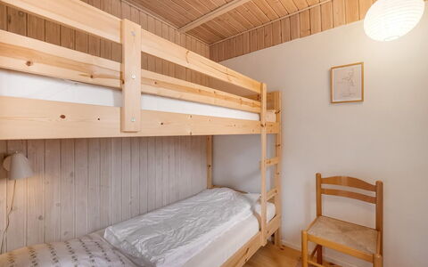 Balthasar - 200M from the Sea: Pavimento, Pavimentazione, Parete, Camera Da Letto, Interior Design, Letto, Legna, Soffitto, Mobilia, Pavimento In Legno