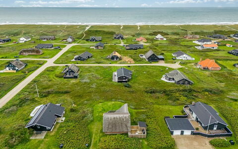 Balthasar - 200M from the Sea: Legna, Tetto, Architettura, Casa, Casa, Villetta, Raccordo, Latifoglie, Pendenza, Estate