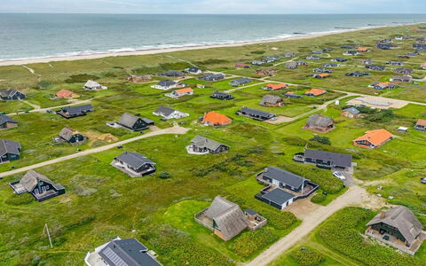 Balthasar - 200M from the Sea: Legna, Tetto, Architettura, Casa, Casa, Villetta, Raccordo, Latifoglie, Pendenza, Estate