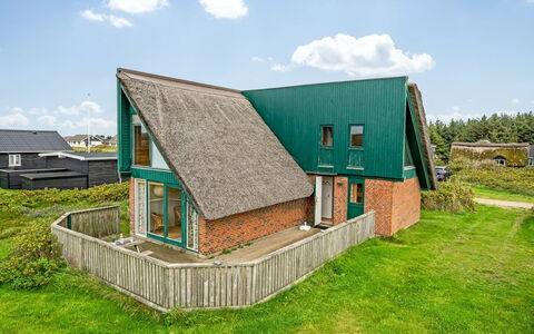 Balthasar - 200M from the Sea: Legna, Tetto, Architettura, Casa, Casa, Villetta, Raccordo, Latifoglie, Pendenza, Estate
