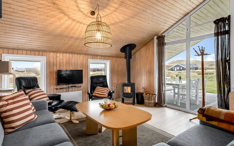 Elnur - 100M from the Sea: Casa, Soffitto, Villetta, Soggiorno, Lampada, Latifoglie, Color Legno, Divano, Sedia