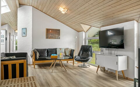 Hariet - 600M from the Sea: Pavimentazione, Interior Design, Legna, Pavimento In Legno, Pavimento, Soffitto, Mobilia, Casa, Pavimento Laminato, Soggiorno