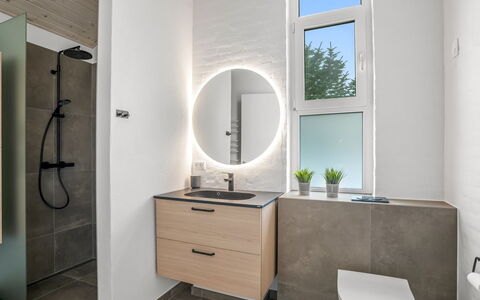 Hariet - 600M from the Sea: Bagno, Interior Design, Lavandino Del Bagno, Idraulico Fixture, Pavimentazione, Pavimento, Parete, Lavello, Mobiletto Del Bagno, Specchio