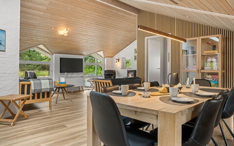 Hariet - 600M from the Sea: Interior Design, Pavimentazione, Legna, Pavimento In Legno, Soffitto, Pavimento, Divano, Mobilia, Camera, Soggiorno