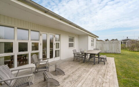 Vilja - 150M from the Sea: Arbusto, Urban Design, Groundcover, Brick, Appartamento, Estate, Muratura, Balcone, Landscaping