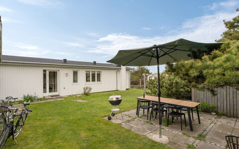 Vilja - 150M from the Sea: Arbusto, Urban Design, Groundcover, Brick, Appartamento, Estate, Muratura, Balcone, Landscaping