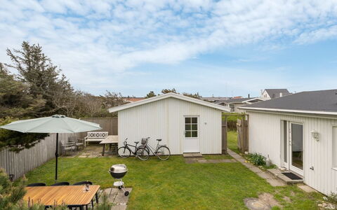 Vilja - 150M from the Sea: Arbusto, Urban Design, Groundcover, Brick, Appartamento, Estate, Muratura, Balcone, Landscaping