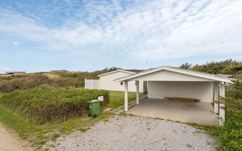 Vilja - 150M from the Sea: Arbusto, Urban Design, Groundcover, Brick, Appartamento, Estate, Muratura, Balcone, Landscaping