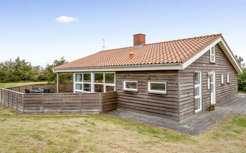 Jerg - 500M from the Sea: Arbusto, Urban Design, Groundcover, Brick, Appartamento, Estate, Muratura, Balcone, Landscaping