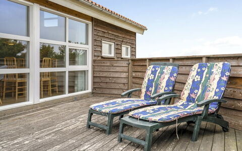 Jerg - 500M from the Sea: Arbusto, Urban Design, Groundcover, Brick, Appartamento, Estate, Muratura, Balcone, Landscaping