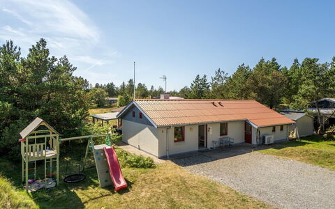Germund - 900M from the Sea: Tetto, Casa, Casa, Villetta, Raccordo, Estate, Driveway, Edifici Giardino, Cortile, Capannone