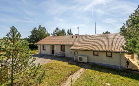 Germund - 900M from the Sea: Tetto, Casa, Casa, Villetta, Raccordo, Estate, Driveway, Edifici Giardino, Cortile, Capannone