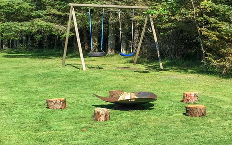 Bylgja - 1.7Km from the Sea: Erba, Swing, Attrezzatura Giochi All'Aperto, Giardino, Plain, Prato, Tronco, Backyard, Shade