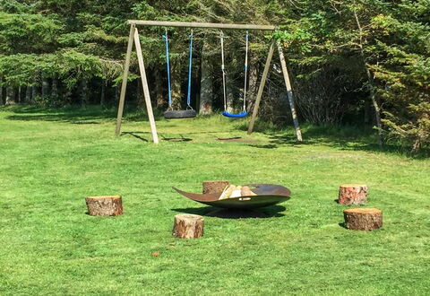 Bylgja - 1.7Km from the Sea: Erba, Swing, Attrezzatura Giochi All'Aperto, Giardino, Plain, Prato, Tronco, Backyard, Shade