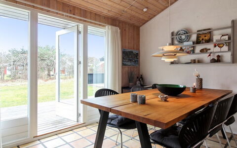 Birette - 1.5Km from the Sea: Mobilia, Interior Design, Pavimentazione, Sedia, Tavolo, Pavimento, Sala Da Pranzo, Legna, Cucina & Sala Da Pranzo Tavolo, Soffitto