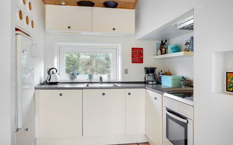 Birette - 1.5Km from the Sea: Elettrodomestico Da Cucina, Cucina, Apparecchio Major, Interior Design, Controsoffitto, Pavimentazione, Legna, Cucina Stufa, Elettrodomestico, Soffitto