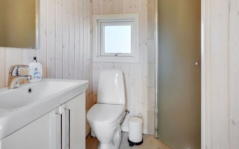 Birette - 1.5Km from the Sea: Pavimentazione, Idraulico Fixture, Parete, Pavimento, Legna, Bagno, Gabinetto, Toilet Seat, Interior Design, Lavello