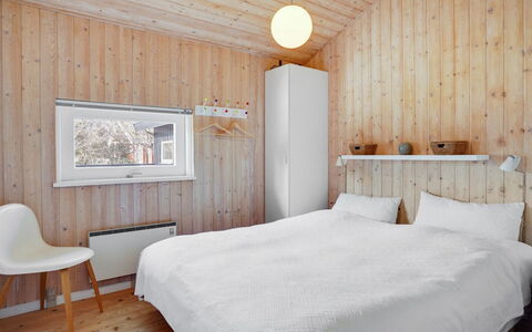 Birette - 1.5Km from the Sea: Camera Da Letto, Parete, Legna, Letto, Lenzuolo, Bedding, Soffitto, Interior Design, Pavimentazione, Pavimento