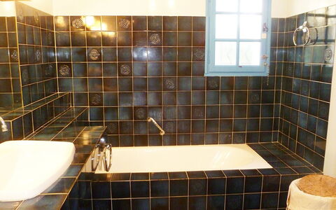 Domaine Port D'Alon: Bagno, Piastrella, Proprietà, Camera, Pavimento, Interior Design, Architettura, Idraulico Fixture, Casa, Pavimentazione