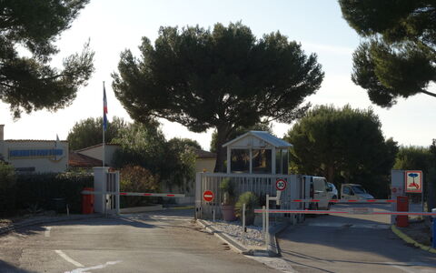 Domaine Port D'Alon: Pianta, Cielo, Manto Stradale, Albero, Asfalto, Shade, Costruzione, Strada Transitabile, Zona Residenziale