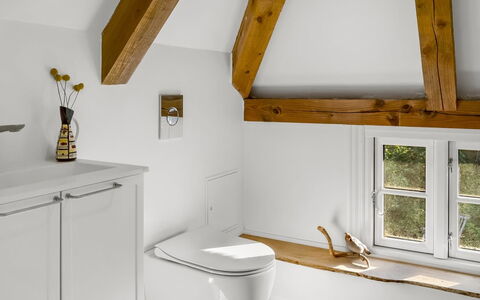 Beghel - 350M from the Sea: Idraulico Fixture, Bagno, Toilet Seat, Pavimentazione, Gabinetto, Idraulico, Pavimento, Rubinetto, Lavello, Mobiletto Del Bagno